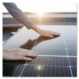 Campo fotovoltaico su tetto piano di azienda