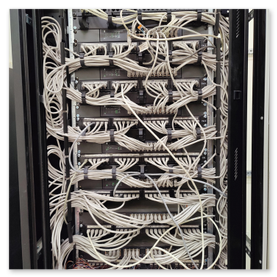 Armadio rack e cablaggi ordinati