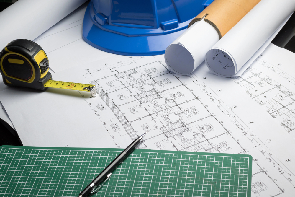 Schema elettrico e planimetria su tavolo da lavoro