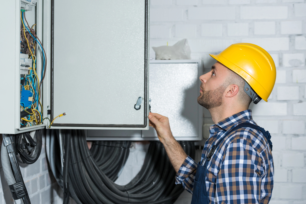 Quadro elettrico in installazione