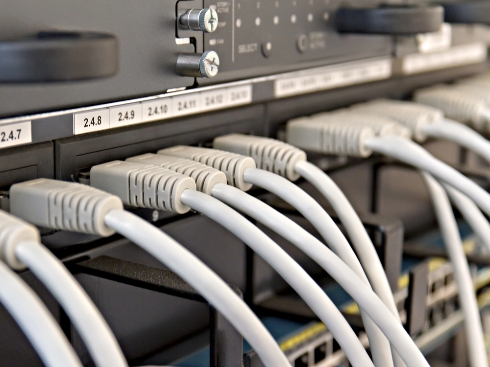 Armadio rack con patch panel e cablaggi
