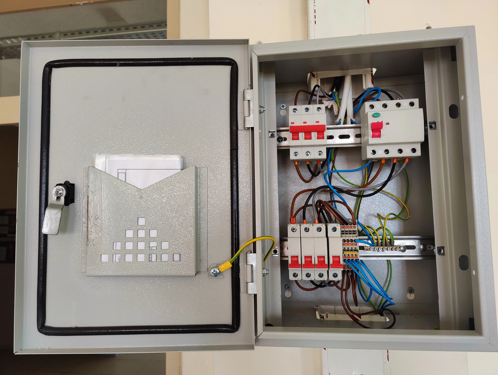 Componenti elettrici e interruttori su banco
